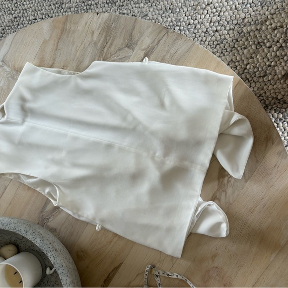 Sleeveless White Collared Vest - Picture 3 of 4